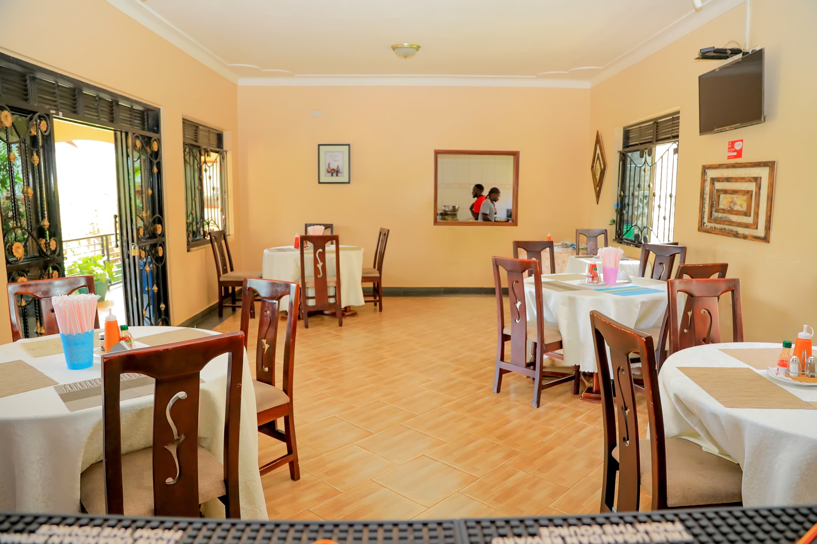 Restaurant and bar at Valley View Resort